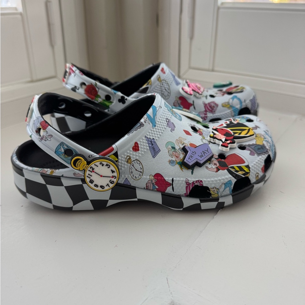 CROCS Limited Edition Alice in Wonderland - Picture 3 of 6
